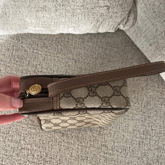 Like new beautiful condition Preloved Gucci wristlet - Picture 7 of 10